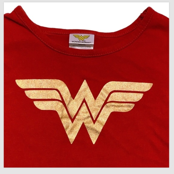 Wonder Woman Girl’s Red & Gold Emblem T-shirt with cape Sz 6/6X m - Picture 3 of 6